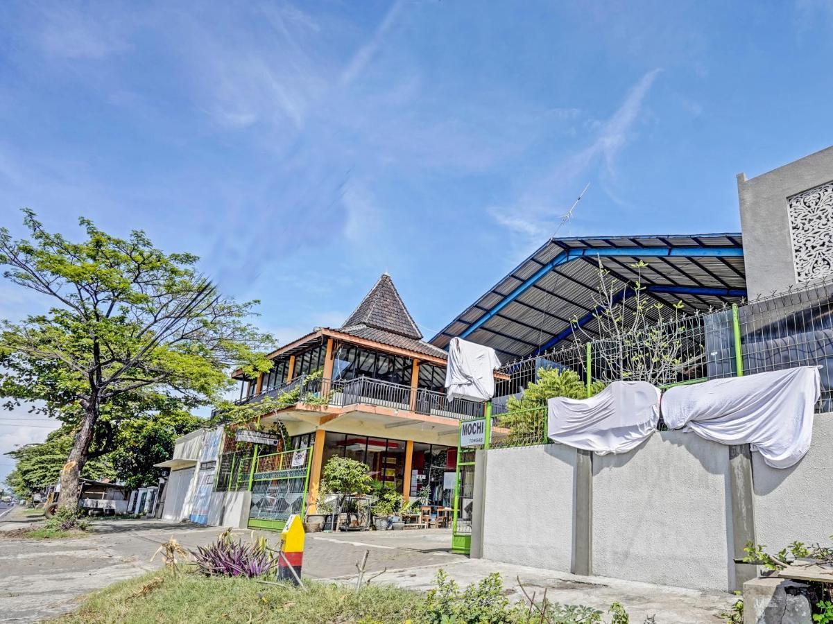 Oyo 90943 Mochi 88 Homestay Probolinggo Ngoại thất bức ảnh
